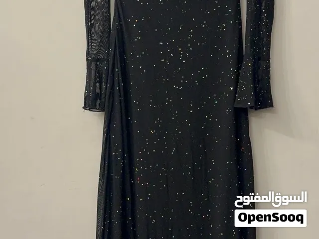 فستان اسود ملفت