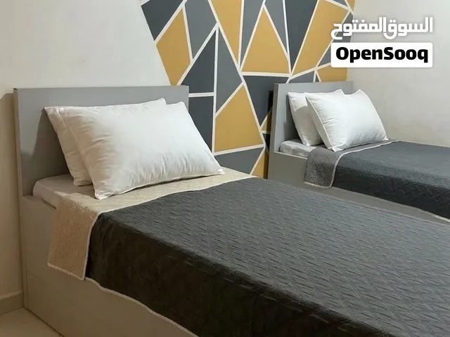 سرير للبيع بتصميم انيق وراقي مع مساحات تخزين داخليه واسعه عدد2 موجود