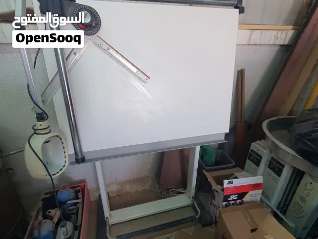 للبيع : طاولة رسم هندسي مستعملة وبحالة جيدة