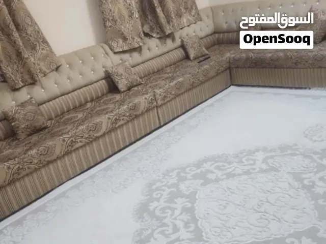طقم كراسي بحاله جيده مع ستاير وطاوله