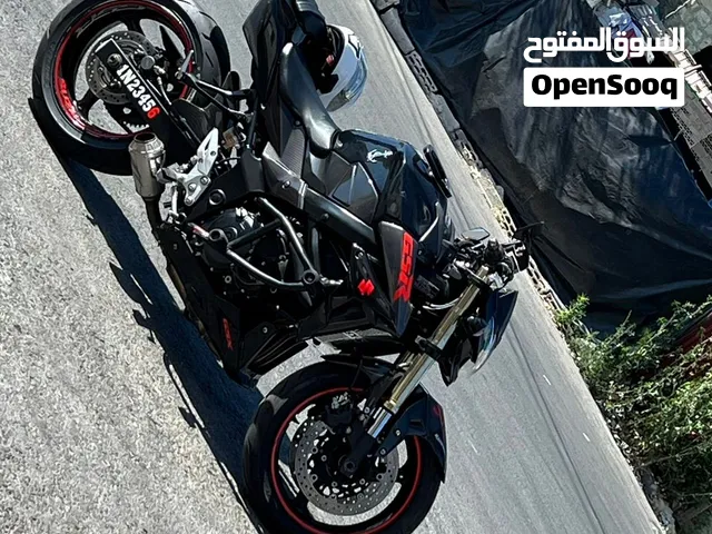 Suzuki GSR 750
