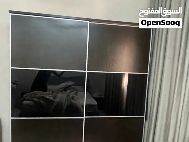 خزانة ملابس مستعملة من ابواب جرارة