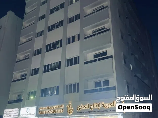 للبيع بناية مميزة على شارع رئيسي بمنطقة الراشدية