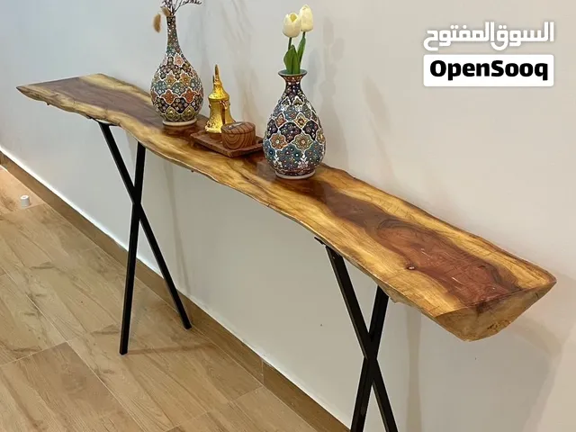 طاولات خشب شريش مختلف الأشكال والأحجام تصاميم مميزة