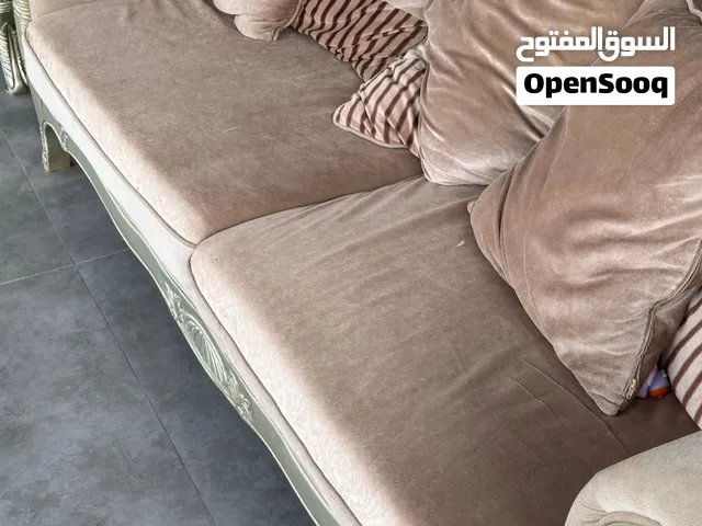 ثلاث كراسي كبيرة مع زولية