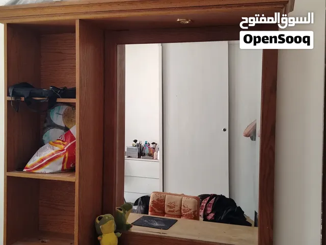 مكتب دراسه مع مرايه ورفوف كتب وكرسي دوار وسبوت اضاءه+خزانه عميقه لتخزين الملابس واللحف والحرامات