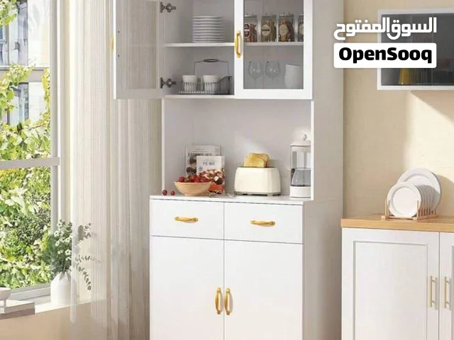 خزانة بوفيه المطبخ الأنيقة... لمطبخ مرتب ولمسة فخامة بكل زاوية! لون أبيض راقٍ مع مقابض ذهبية عصرية.
