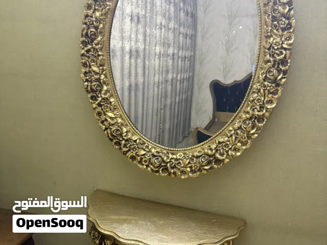 ميز تواليت ذهبي
