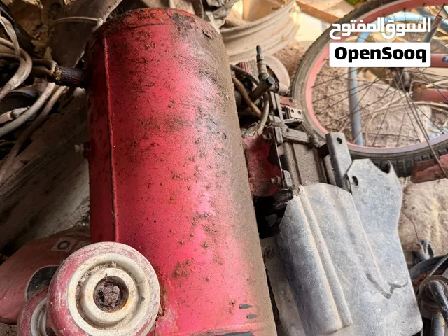 مكاين ثنين مال صبغ الحمرة تعبانة بس الزركة زينة شغالة للبيع الي يحتاجهن او يحتاج ياخذ منهن شغلات خاص