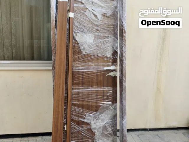 للبيع أبواب خشب وخزان ماء 4000 لتر جديد