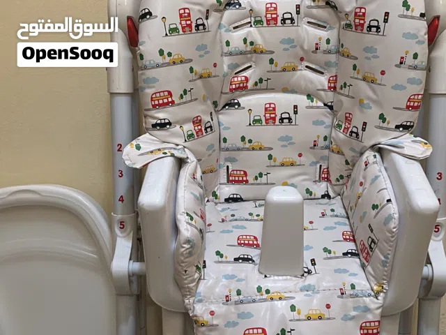 كرسي طعام للأطفال نظيف