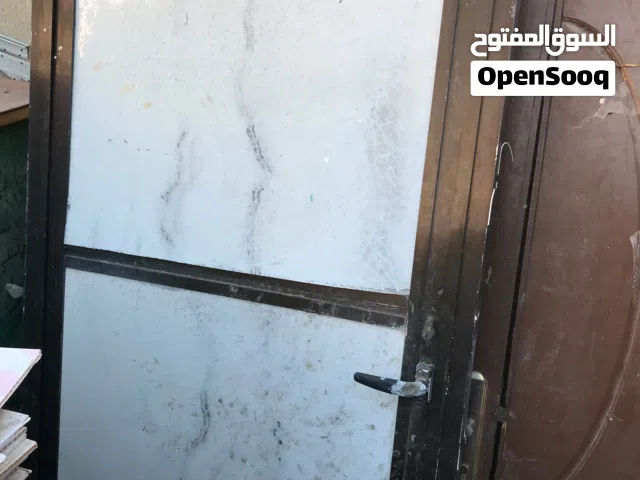باب المنيوم مستخدم