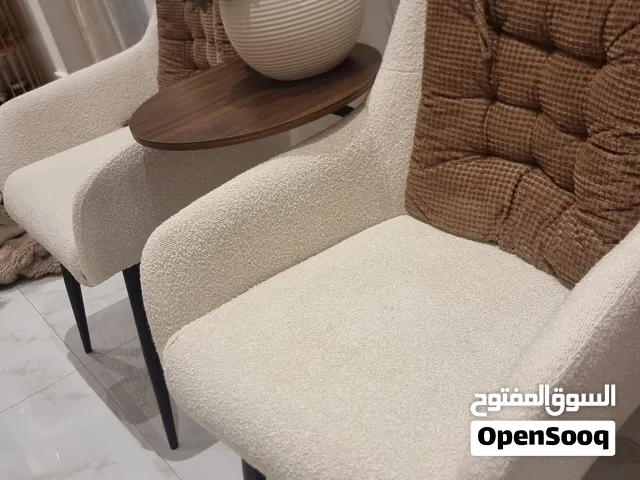 كرسي عدد 2مع طاوله ديكور