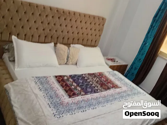من المالك للايجار شقه مفروش فرش جديد جميع الاجهزه موجود مكيفه بالكامل قريبه للموصلات والخدمات لاسره