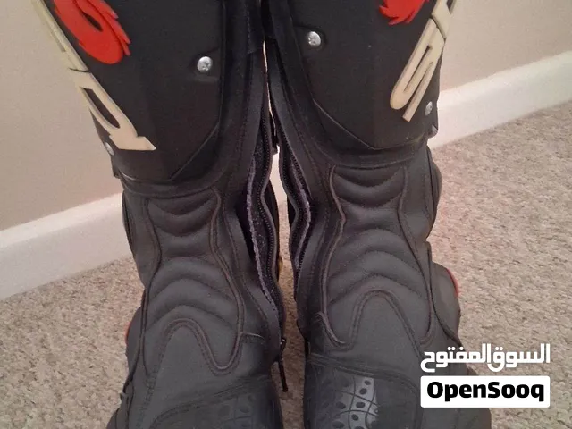 حذاء دراجة نارية من شركة SIDI الإيطالية الشهيرة.