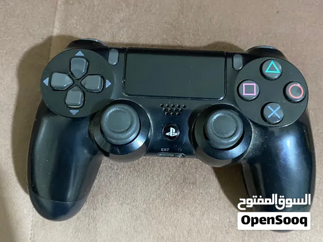 يد تحكم لجهاز سوني فور مستعملة و نظيفة جدا + شريط WWE 2K18 + شريط FIFA 2020 ب 50 سعودي قابل للتفاوض