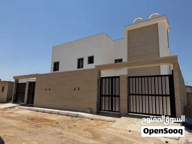 فيلا دور اول مدخل وجراج خاص، السعر 4000 شهريا،3 غرف نوم، 3 حمام معيشه، مطبخ، غسيل، صاله ضيوف، مناور.