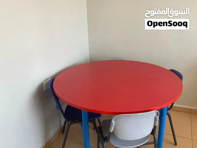 طاولة دائرية ملونة مع 4 كراسي