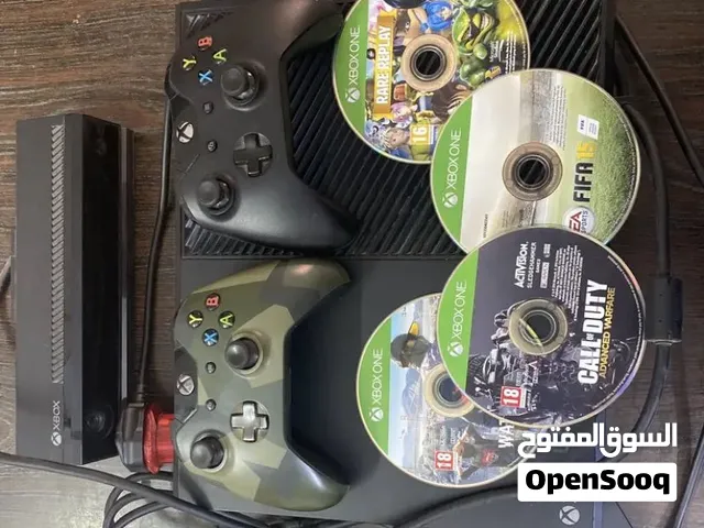 Xbox one 1TB 2 controllers and Keinect + 4 CDs