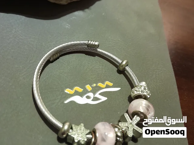 اسوارة جميلة جدا وانيقة طبعا فضة خالص بتجنن بسعر الف على الف قابل للتفاوض المبلغ