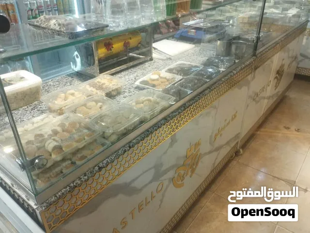 ريون حلويات للبيع واجهة سيكوريت وخشب ارفف حديد لتخزين البضاعة ديكور ذهبي سعر الريون 10000 جنيه  طول