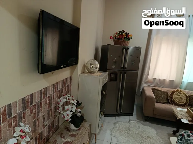 متاح فورا غرفة ماستر مع حمام داخلي مجهزه بالكامل بموقع مميز