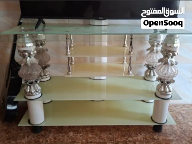 ميز تلفاز للبيع اي خدش او كسر لايوجد نظيف