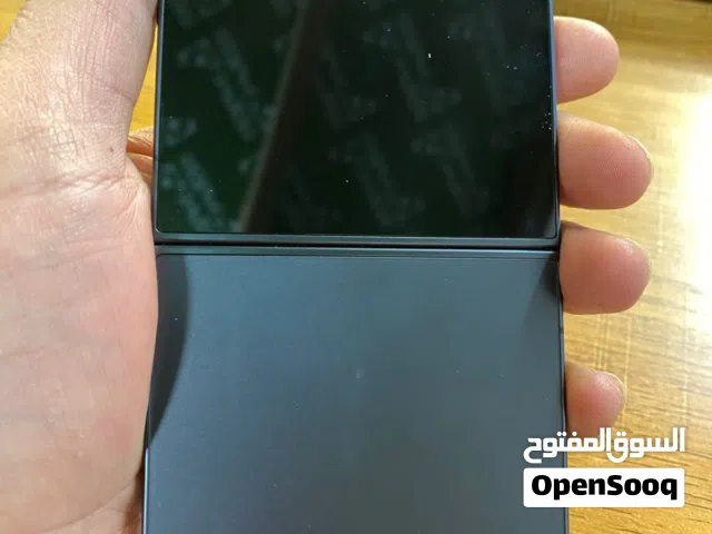 سامسونك zflip 7 قابل للطي حالة الجهاز ممتازة مستخدم 28 يوم فقط الملحقات كارتون +كيبل شحن