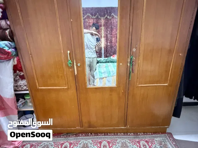 سلام عليكم كنتور مستخدم يصلح تخزين ملابس للاطفال عدد الابواب 3 نظيف