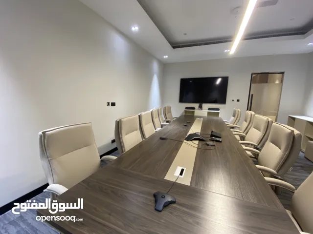 كهرباء و انارة و ديكورات انارة و اتصالات و تكييف و سباكة و صرف صحي جميع اعمال الميكانيك و الكهرباء