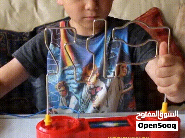 لعبة التمرين على التركيز و الخفه و التحدي  بتمرير الحلقه  من خلال السكه  و تجنب لمسها