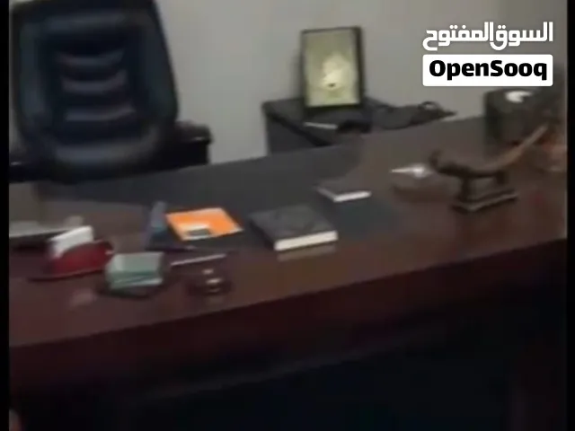 اثاث مكتبي كامل إستعمال خفيف لأصحاب الفخامة والتميز والرقي متاح المعاينه والسعر قابل للتفاوض