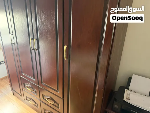 Closets خزانة ملابس خشبية كبيرة خزانة ملابس خشبية  متوسطة الحجم طاولتين جانبيتين خزانة أحذية desk