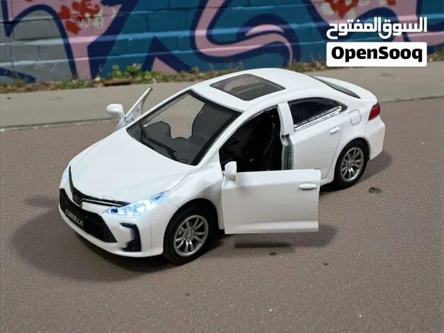 سيارة كورولا مجسّمة بتفاصيل تخليك تحسها حقيقية   هيكل معدني متين مع تصميم أنيق