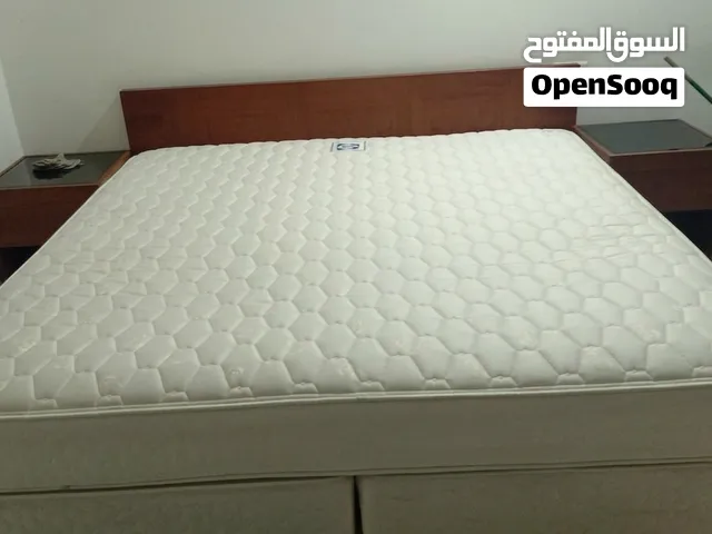 سرير مزدوج كبير مع مرتبة و2 كومودينو للبيع Large double bed with mattress and 2 nightstands for sale