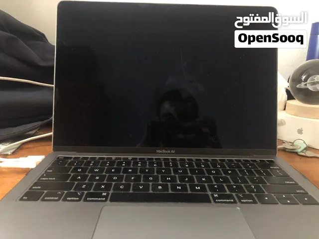 MacBook Air 2018 core i5 128 GB Ram 8 في العلامات اللي موجودة ف الشاشه موضحة ف الصوره