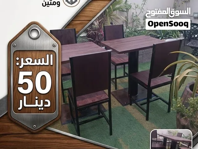 طاولة من الخشب والحديد الثقيل شبه جديدة