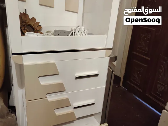 غرفة نوم مستعمل نظيف للبيع استخدام سنه مع كامل أغراضها