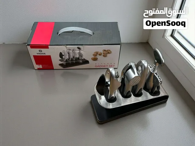 مجموعة أدوات مطبخ متكاملة بشكل أنيق وعملي تجمع أهم الأدوات التي تحتاجها يومياً بقطعة واحدة منظمة