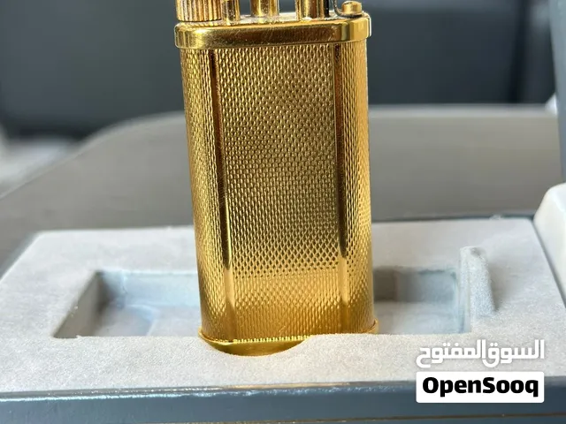 ولاعة dunhill انتيكا عمرها 40 سنه مطلية ذهب بدها تغيير حجر فقط لا يوجد بها اي خدش وعلبتها معها