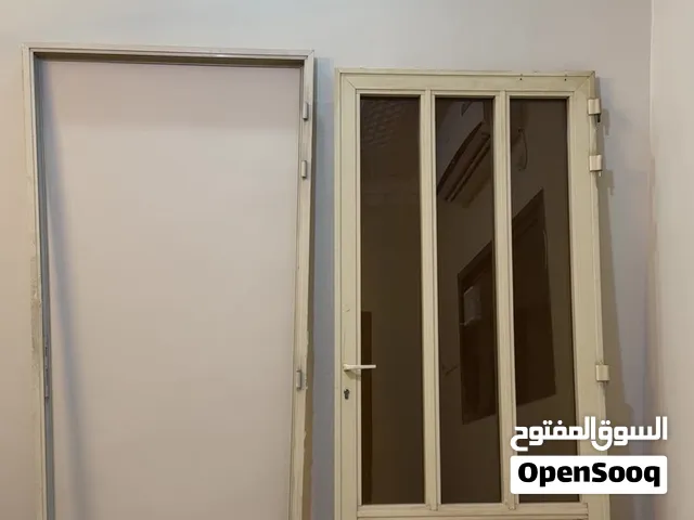 باب المنيوم مع الاطار بحالة ممتازه