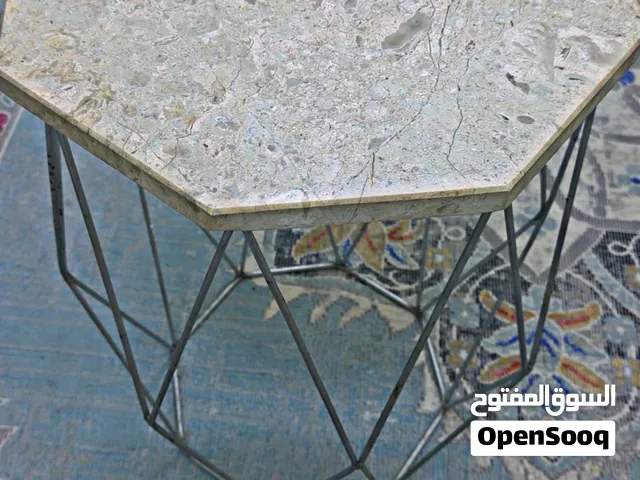 طاولة صغيرة شبه جديدة