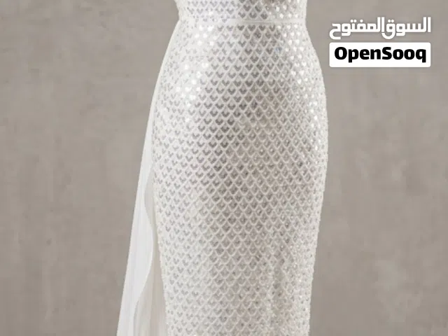 فستان خطوبة(عقد) أبيض مطرز الفستان مغطى بالكامل بالترتر بشكل هندسي
