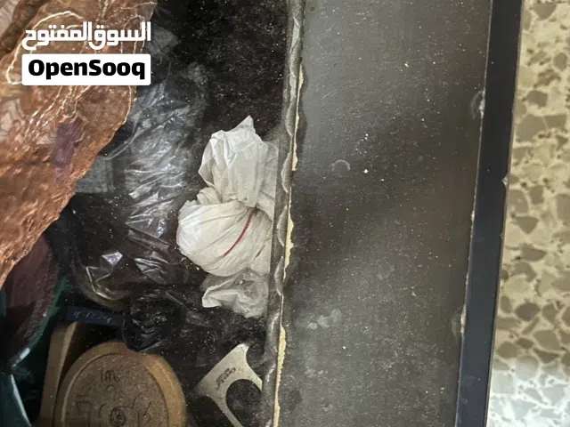 طاولة صالون مع صندوق بحالة مقبولة للبيع