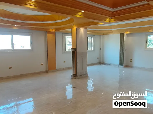 شقة للإيجار للأسر الراقية .منطقة راقية.ميدان النافورة . 3 غرف.فيو حدائق وفيلات.دور ثالث اسانسير