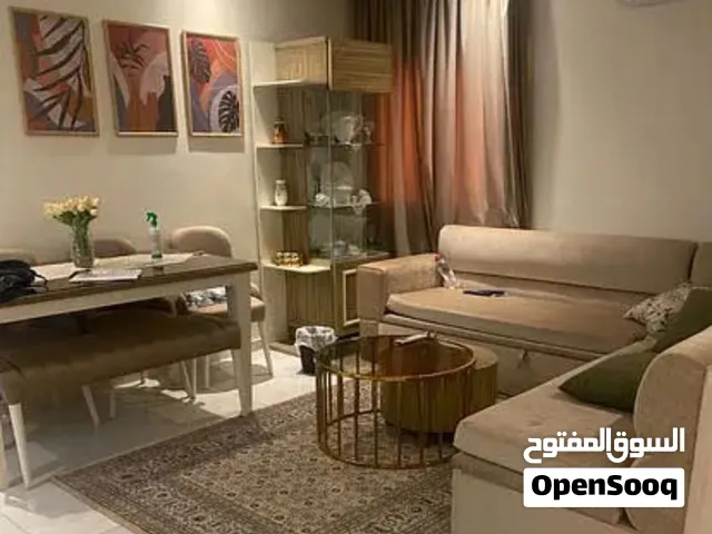 ركنه و طقم سفره مكونه من 4 كراسي و بانكت و تربيزه
