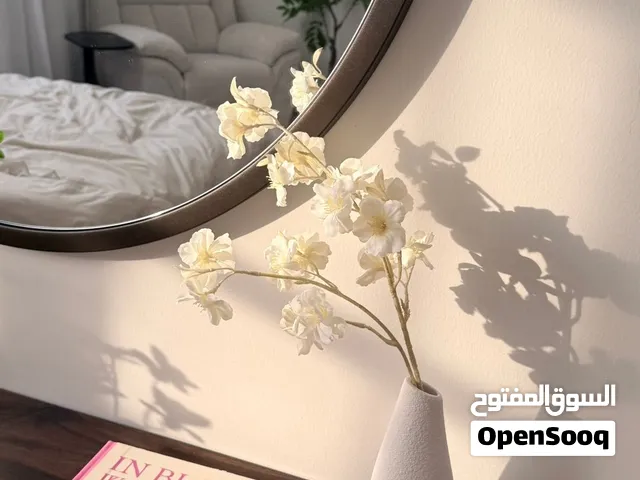 مزهرية بيضاء سيراميك مع ورد