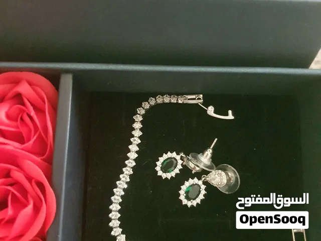 طقم فاخر اسواره وحلق بلون فضي وحجرزمردي بحاله ممتازه