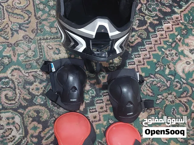 خوذة دراجة نارية Max حاصلة على شهادة السلامة DOT مع وسادات الحماية المرفقة.