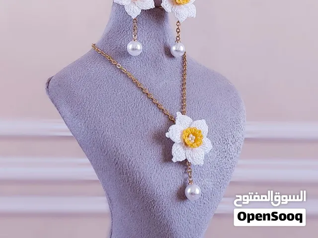 طقم عقد وأقراط يدوي فاخر من مهزين، بتصميم زهرة النرجس، كروشيه مصغّر، هدية راقية وتذكار إيرانی